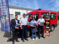 Freuen sich über das neue Stickeralbum der Feuerwehr: v. l. n. r.: Bürgermeister Viktor Lorenz, Kommandant Jürgen Stäbler, Silke Treyer (Geschäftsleitung Deckers Frische Center) und Adrian Krieg (stellvertretende Abteilungskommandant der Abteilung Appenweier)