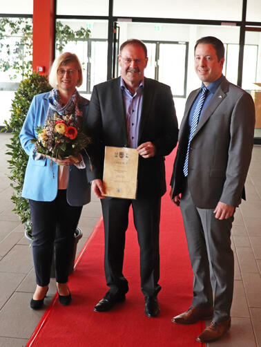 Fritz Langenecker (Mitte) mit Ehefrau Agnes und Bürgermeister Manuel Tabor
