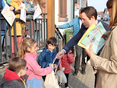 Bürgermeister Manuel Tabor mit den Kindern des Malwettbewerbs