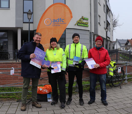 v. l. n. r.: Bürgermeister Viktor Lorenz, Monika Kunschner (Vorsitzende des ADFC Offenburg), Rolf Schneider und Franz Laible