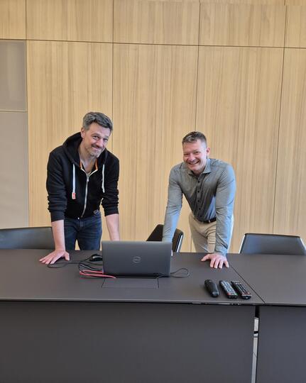 Bürgermeister Viktor Lorenz (rechts) freut sich, Benjamin Dornis (links) als erfahrenen IT-Experten im Team der Gemeindeverwaltung Appenweier willkommen zu heißen.