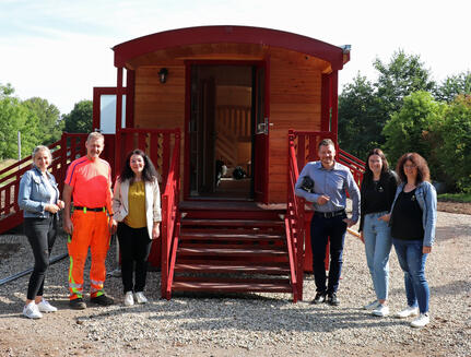 v. l. n. r.: Christina Stricker (Kindergartenleiterin Schauenburgkindergarten), Bruno Vollmer (Leiter des Bauhofs), Ortsvorsteherin Pamela Otteni-Hertwig, Bürgermeister Viktor Lorenz, Vanessa Albrecht, Sybille Bayer