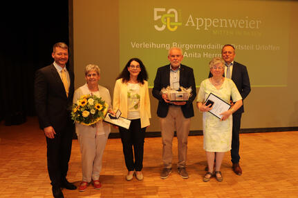 Freuen sich gemeinsam über die Auszeichnung mit der Bürgermedaille: v. l. n. r.: Bürgermeister Viktor Lorenz, Anita Herrmann (Urloffen), Pamela Otteni-Hertwig (Ortsvorsteherin Urloffen), Hermann Knopf (Nesselried), Brigitte Mans (Appenweier) und Klaus Sauer (Ortsvorsteher Nesselried)
