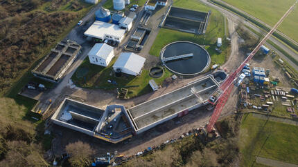 Der Erweiterungsbau der Kläranlage nimmt Schritt für Schritt Form an.