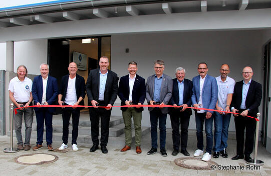 v. l. n. r.: SVA-Ehrenvorsitzender Ludwig Kornmeier, Michael Braun (Vorstand Finanzen), Patrick Maier (Vorstand Sport), Matthias Schöttler (Vorsitzender Verwaltung), Bürgermeister Viktor Lorenz, Bernd Mettenleiter (MdL), Martin Frenk (Präsidiumsmitglied Badischer Sportbund), Martin Bär (stellvertretender Sprecher der Vereine), Bauleiter Martin Schuhmacher und Jürgen Riexinger (Vorstandsmitglied Sparkasse Offenburg/Ortenau)