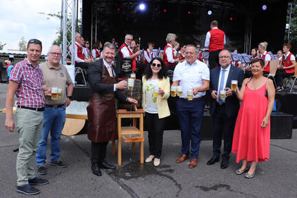 v. l. n. r.: Fabien Coste (Montlouis-sur-Loire, Carl-Hermann Graf (Brauwerk Offenburg), Bürgermeister Viktor Lorenz, Pamela Otteni-Hertwig (Ortsvorsteherin Urloffen), Klaus Sauer (Ortsvorsteher Nesselried), Vincent Morette (Bürgermeister Montlouis-sur-Loire) und Sophie Dumagnou (Montlouis-sur-Loire)