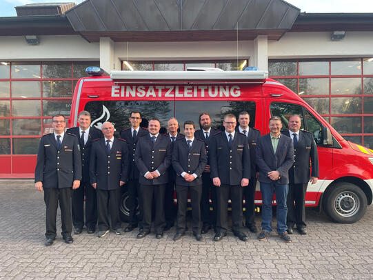 Der neu gewählte Abteilungsausschuss (von links): Georg Vollmer, Kommandant Jürgen Stäbler, Hermann Brudy, Henry Müller, Marc Brudy, Wolfgang Wiedemer, Felix Wiedemer, Alexander Sick, Adrian Krieg, Pierre Kirschberger, Bürgermeister Vikor Lorenz, Christian Brudy
