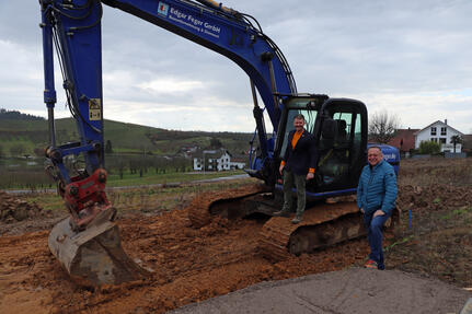 v. l. n. r.: Bürgermeister Viktor Lorenz und Ortsvorsteher Klaus Sauer freuen sich über den Baubeginn im Neubaugebiet „In der Wiedi“