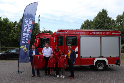 v. l. n. r.: Thomas Riexinger (Geschäftsstellenleiter Appenweier), Kommandant Jürgen Stäbler, Ann-Kathrin Kirschberger (Feuerwehr Appenweier) und Bürgermeister Viktor Lorenz