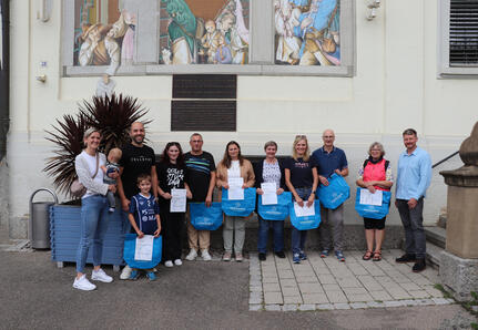 Bürgermeister Viktor Lorenz (rechts) gemeinsam mit den Geehrten des diesjährigen Stadtradelns