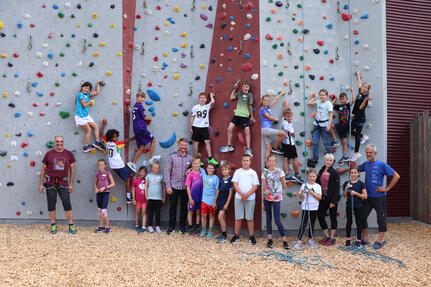 Bürgermeister Viktor Lorenz gemeinsam mit den Teilnehmenden und dem ehrenamtlichen Team der DAV-Sektion Offenburg im Kletterzentrum