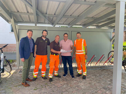 v. l. n. r.: Bürgermeister Viktor Lorenz, Marc Steiner (Bauhof), Klaus Meidinger (Bauhof), Tobias Schöttler (Bauamt) und Bruno Vollmer (Bauhof)