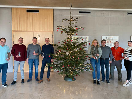 Bürgermeister Viktor Lorenz (3. v. l.) mit Mitarbeitenden der Gemeindeverwaltung, die sich sichtlich über die Schokoladen-Nikoläuse freuten.