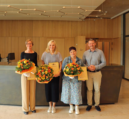 v. l. n. r.: Skadi Förster (25 Jahre öffentlicher Dienst), Anita Bähr (40 Jahre öffentlicher Dienst), Miriam Geiler (25 Jahre öffentlicher Dienst) mit Bürgermeister Viktor Lorenz