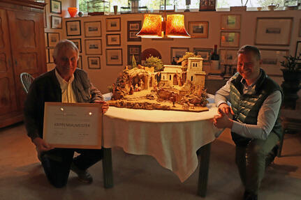 Bürgermeister Viktor Lorenz freut sich gemeinsam mit Ekkehard Hülsmann über die Auszeichnung als Meister im Krippenbau.