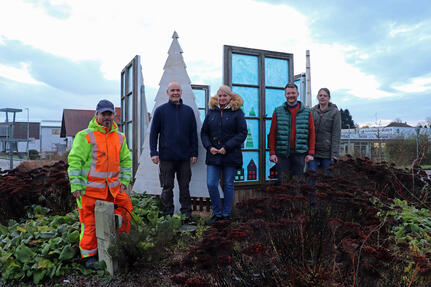v. l. n. r.: Frank Metzler und Arnold Haas (Bauhof), Christina Stricker (Kindergartenleiterin Schauenburg-Kindergarten), Bürgermeister Viktor Lorenz, Sylvia Huber (Schauenburg-Kindergarten)