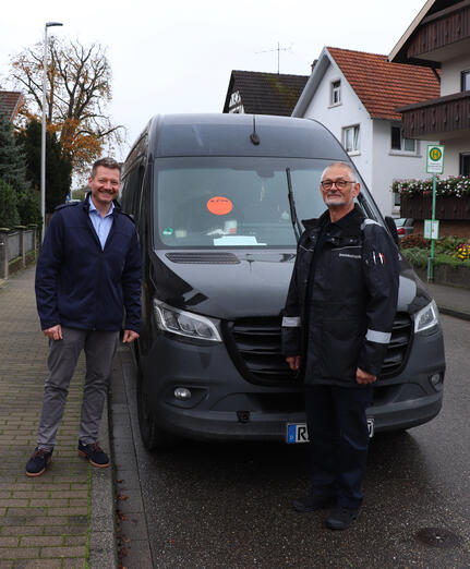 Bürgermeister Viktor Lorenz und Lutz Riemer in der Nesselrieder Straße, wo ein Fahrzeug mit einem sogenannten „roten Punkt“ zur Entfernung aufgefordert wurde.