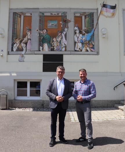 Landtagsabgeordneter Bernd Mettenleiter zusammen mit Bürgermeister Viktor Lorenz