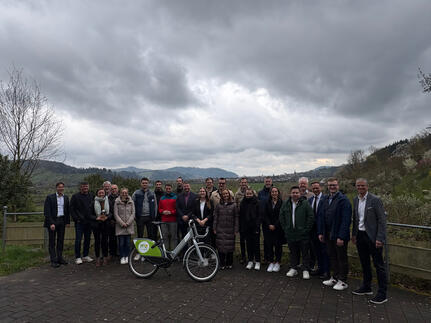 Die Vertreterinnen und Vertreter der 14 Netzwerkkommunen des Mobilitätsnetzwerks Ortenau zeigen sich begeistert über diesen gemeinsamen Erfolg