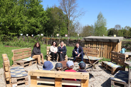v. l. n. r.: Sybille Bayer, Ortsvorsteherin Pamela Otteni-Hertwig, Kindergartenleiterin Christina Stricker und Bürgermeister Viktor Lorenz