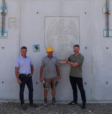 v. l. n. r.: Bauamtsleiter Uli Brudy, der zuständige Mitarbeiter der Baufirma und Bürgermeister Viktor Lorenz