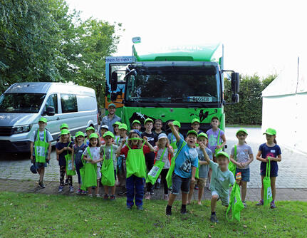 Die jungen Naturforscher hatten sichtlich Spaß mit dem Ökomobil am Max-Jordan-See, wo sie viele spannende Experimente durchführen und viel über die Natur lernen konnten.