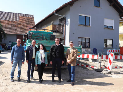 v. l. n. r.: Michael Köhle (Firma Walter Bau), Stefan Wolf (Bauamt), Ortsvorsteherin Pamela Otteni-Hertwig, Michael Siggelkow (Ingenieurbüro Siggelkow) und Bürgermeister Viktor Lorenz