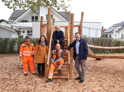 Freuen sich über den neu gestalteten Spielplatz: v. l. n. r.: Frank Metzler, Ortsvorsteherin Pamela Otteni-Hertwig. Arnold Haas, Klaus Meidinger und Bürgermeister Viktor Lorenz. Auf dem Bild fehlt Benjamin Schneider.