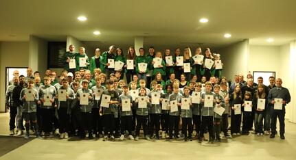 Bürgermeister Viktor Lorenz gemeinsam mit den ausgezeichneten Sportlerinnen und Sportlern bei der diesjährigen Sportlerehrung.