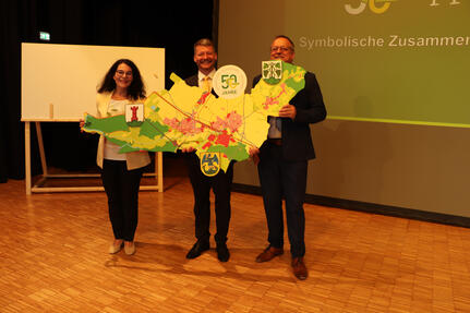 v. l. n. r.: Pamela Otteni-Hertwig (Ortsvorsteherin Urloffen) , Bürgermeister Viktor Lorenz und Klaus Sauer (Ortsvorsteher Nesselried) bei der symbolischen Zusammenführung der Ortsteile