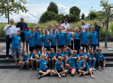 v. l. n. r.: Erik Füssgen und Markus Tisch von Rotary, Jürgen Siegloch, Isabella Scheerder, Nikolas Köther sowie die Trainingskinder 