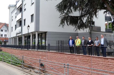 v.l.n.r.: Joachim Uhl, Armin Hess, Bürgermeister Manuel Tabor, Sylvie Rendler, Bauamtsleiter Uli Brudy und Ralf Siggelko am neuen Gehweg