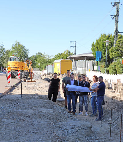 v.l.: die Praktikanten Desiree Kuderer und Julian Tetzlaff (Zink Ingenieure), Bürgermeister Manuel Tabor, Stephan Huber (Bauamt), Yannick Kist (Fa. Welle), Natascha Hauser (Zink Ingenieure) und Bauamtsleiter Uli Brudy an der Haltestelle beim Bahnhof