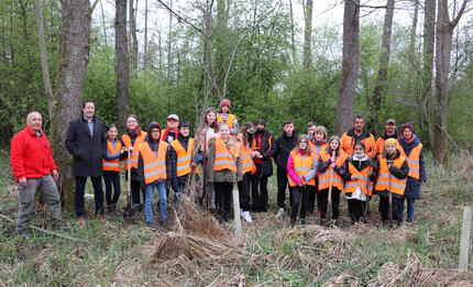Förster Hubert Huber (links), Bürgermeister Manuel Tabor (2. v.l.) und Stephanie Fund (ganz rechts) mit den Kindern und Helfern der Forstfirma Stühn