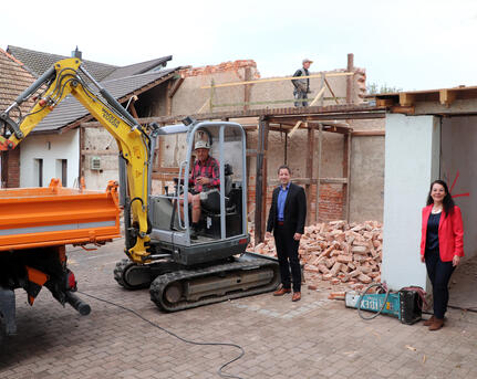 Bürgermeister Manuel Tabor und Ortsvorsteherin Pamela Otteni-Hertwig im Rathaushof Urloffen