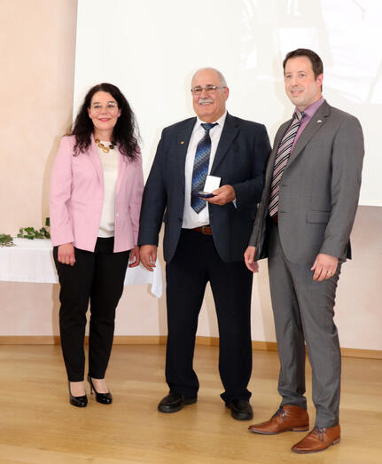 Martin Knosp (mitte) mit Ortsvorsteherin Pamela Otteni-Hertwig und Bürgermeister Manuel Tabor