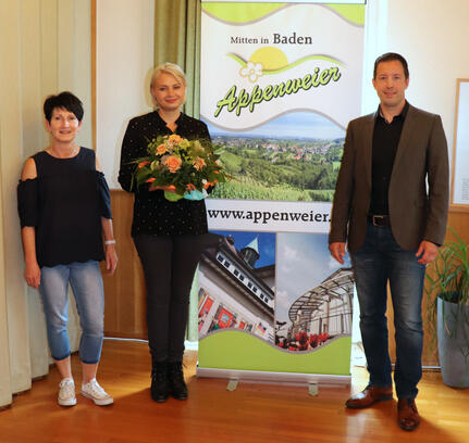 Bürgermeister Manuel Tabor mit Christina Bausch (Mitte) und der stellvertretenden Kindergartenleiterin Marion Staubach-Knosp