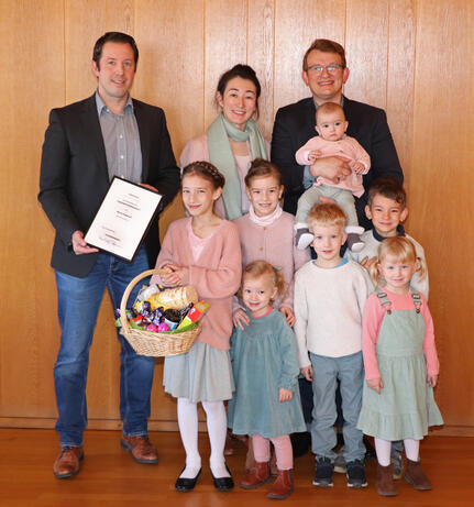 Bürgermeister Manuel Tabor (li.) mit Familie Dobjanski