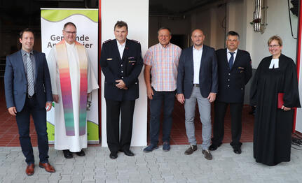 v.l. Bürgermeister Manuel Tabor, Pfarrer Thomas Dempfle, Jürgen Stäbler, Ortsvorsteher Klaus Sauer, Michael Friedenauer, Abteilungskommandant Mathias Männle und Pfarrerin Agnes Gahbler
