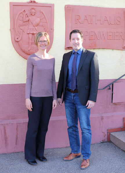 Skadi Förster mit Bürgermeister Manuel Tabor vor dem Rathaus