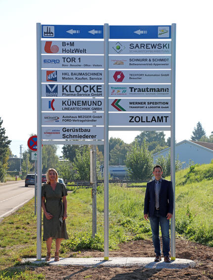 Bürgermeister Manuel Tabor und Doris Speck vor einem neuen Schild in der Sander Straße