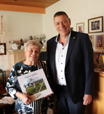 Bürgermeister-Stellvertreter Wendelin Huschle mit der Jubilarin Roswitha Götz