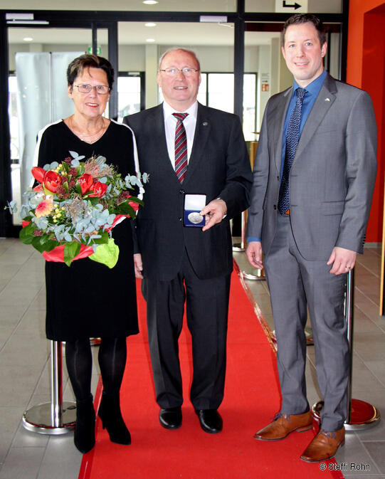 Karl Hansert (Mitte) mit Ehefrau Barbara und Bürgermeister Manuel Tabor