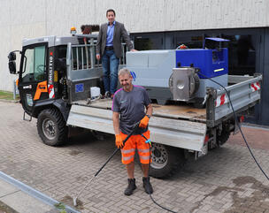 Bürgermeister Manuel Tabor (auf dem Anhänger) mit Bauhofleiter Bruno Vollmer