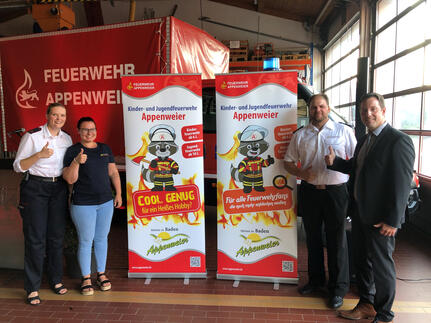 v.l.: Ann-Kathrin Wellach und Joyce Mittenmüller-Mill (Betreuerinnen der Kinderfeuerwehr), Jugendfeuerwehrwart Klaus Huber und Bürgermeister Manuel Tabor