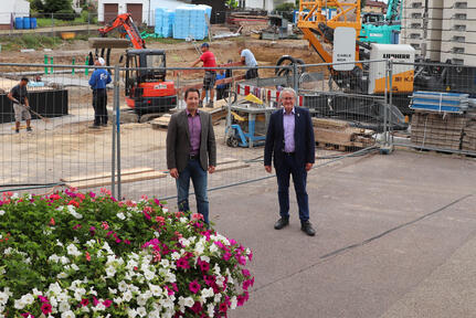 Matthias Katsch (re.) und Bürgermeister Manuel Tabor vor dem Appenweierer Rathaus