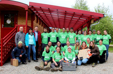 v.l.: Frank Metzler (hockend), Arnold Haas, Kindergartenleiterin Petra Heitz, Bürgermeister-Stellvertreter Wendelin Huschle und die Mannschaft der KjG mit den beiden Erzieherinnen der „Wilden Füchse“ (braune Jacken) Michelle Huber und Ann-Kathrin Kirschberger