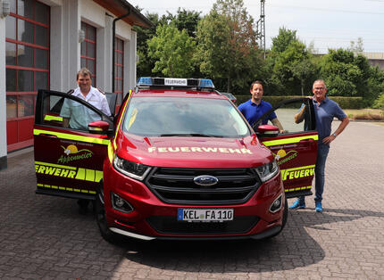 v.l.: Feuerwehrkommandant Jürgen Stäbler, Bürgermeister Manuel Tabor und Christian Mezger (Autohaus Mezger)