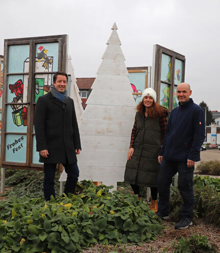 Bürgermeister Manuel Tabor (li.) mit Vogelnest-Leiterin Lena Ross und Arnold Haas am neu dekorierten Kreisverkehr