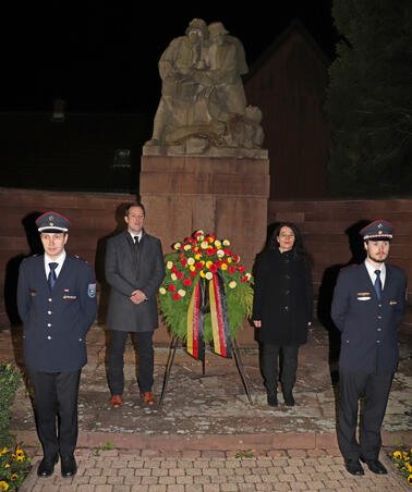 Bürgermeister Manuel Tabor und Ortsvorsteherin Pamela Otteni-Hertwig am Ehrenmal, davor die Mahnwache